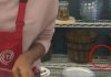 Εικόνες ΣΟΚ: Ποντίκι «βολτάρει» στην κουζίνα του MasterChef (pics)