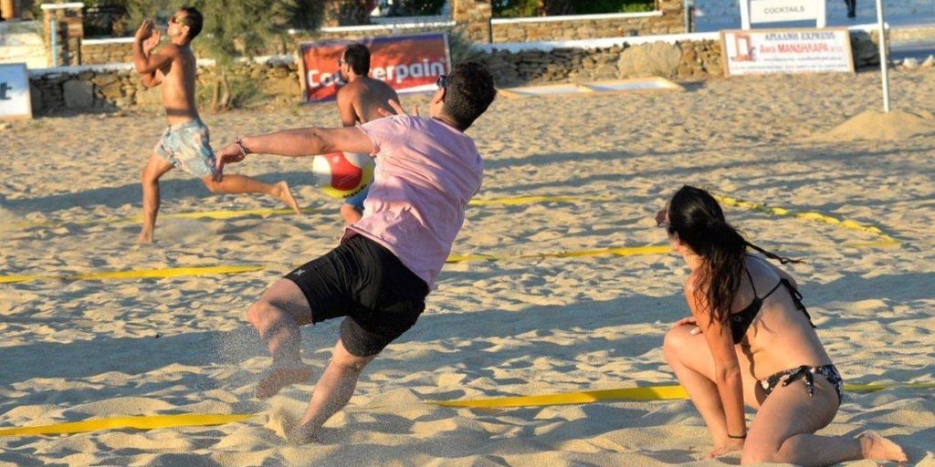 Ο Σάκης Ρουβάς έπαιξε beach volley στην Ίο και οι Ρουβίτσες της πλαζ παραλήρησαν!