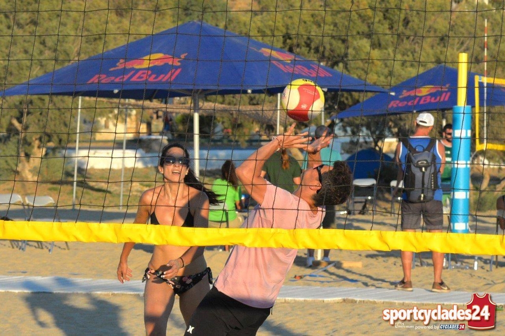 Ο Σάκης Ρουβάς έπαιξε beach volley στην Ίο και οι Ρουβίτσες της πλαζ παραλήρησαν!