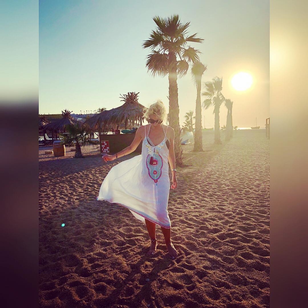 Καυγάς άνευ προηγουμένου στο Instagram της Μενεγάκη για ένα… φόρεμα