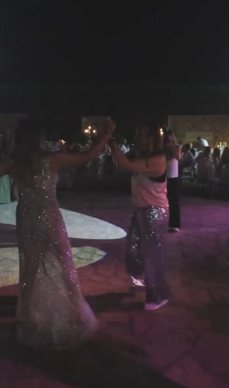 Γάμος στη σόουμπιζ! Δείτε τη Ναταλία Γερμανού να σύρει τον χορό στο γαμήλιο γλέντι