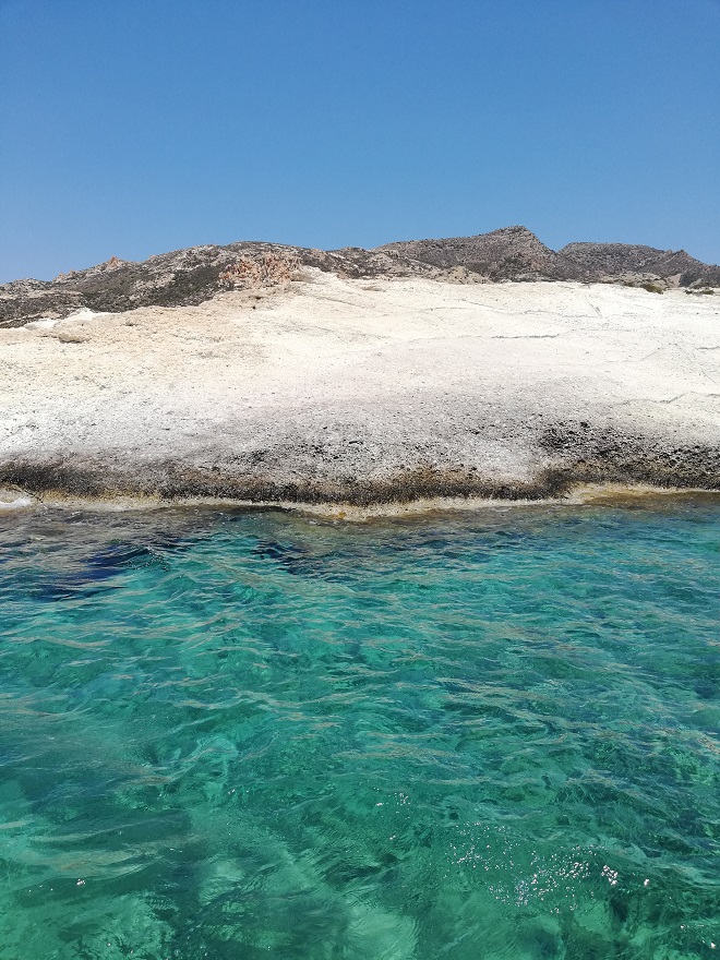 Η αμόλυντη Πολύαιγος: Στο μεγαλύτερο ακατοίκητο νησί του Αιγαίου με τις φυσικές πισίνες