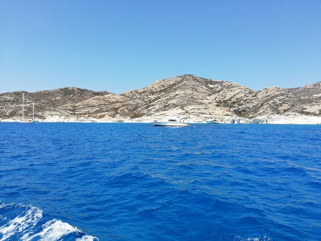Η αμόλυντη Πολύαιγος: Στο μεγαλύτερο ακατοίκητο νησί του Αιγαίου με τις φυσικές πισίνες