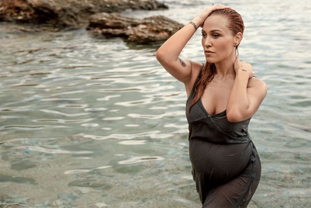 Ελληνίδα ηθοποιός ποζάρει με μαγιό στον πέμπτο μήνα της εγκυμοσύνης της!