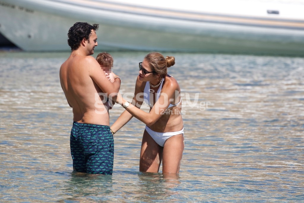 Βουτιές με το μωρό τους στην Μύκονο