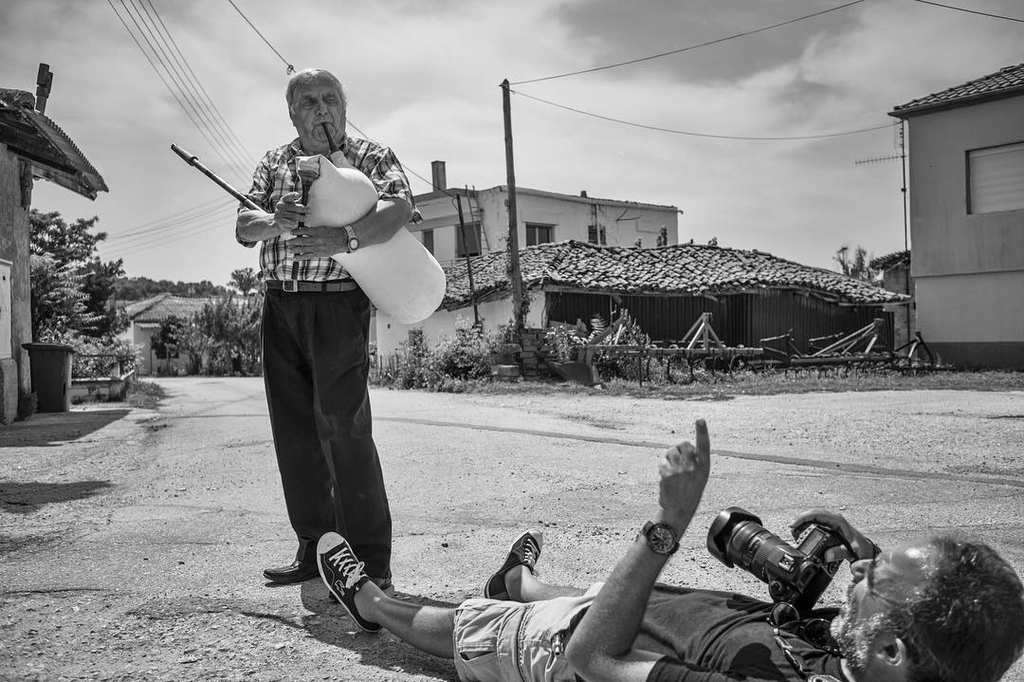 Νίκος Αλιάγας: Στα πατώματα για μια φωτογραφία