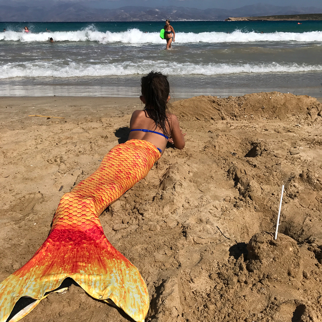 Η Σταματίνα Τσιμτσιλή φωτογράφισε τις «γοργόνες» της στην παραλία