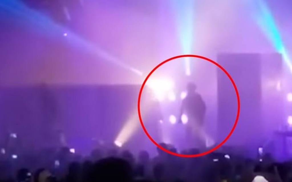 Γνωστός τραγουδιστής κατέρρευσε στη σκηνή κατά τη διάρκεια συναυλίας!