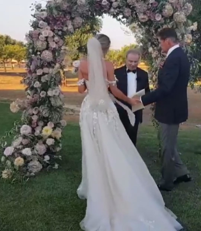 Δείτε για πρώτη φορά βίντεο από τον γάμο του 65χρονου ηθοποιού με την 37χρονη σύντροφό του