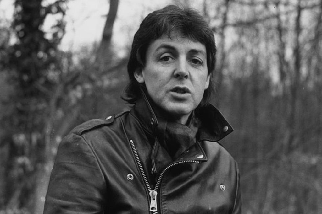 Paul McCartney: «Ήμασταν «καρφωμένοι» στον καναπέ και είδα τον Θεό…»