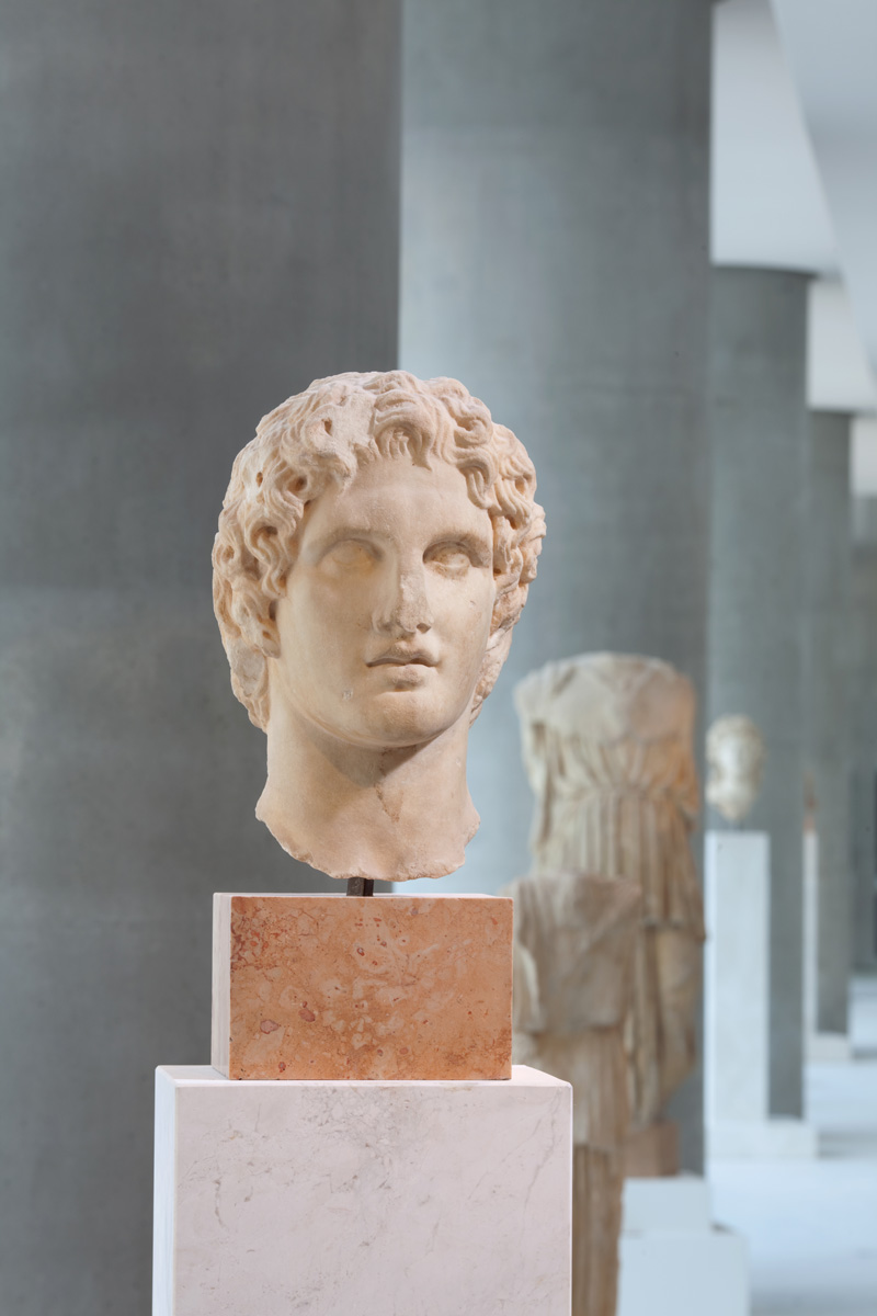 Κεφάλι Μεγάλου Αλεξάνδρου που βρέθηκε το 1886 κοντά στο Ερέχθειο. Έργο του Λεωχάρη ή Λυσίππου, γύρω στο 336 π.Χ. Φωτογραφία: Μουσείο Ακρόπολης.
