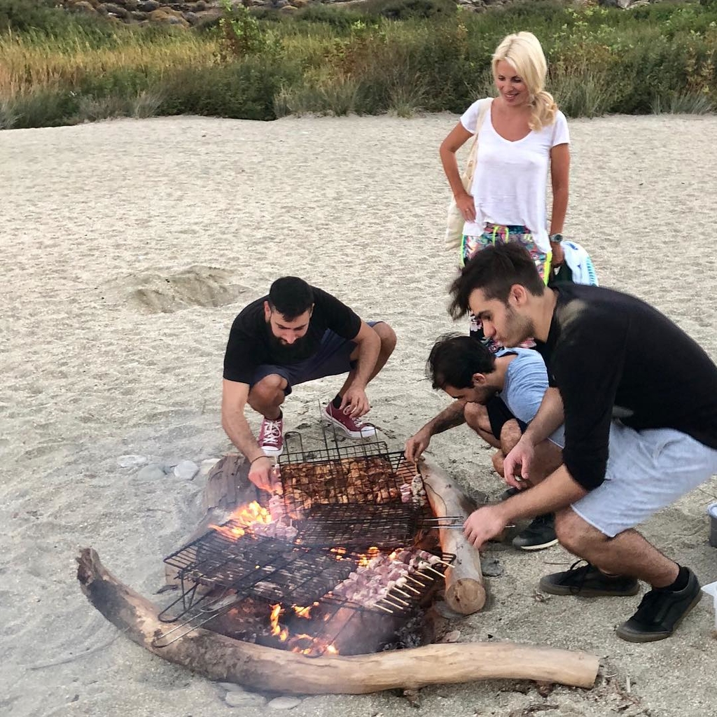 Ελένη Μενεγάκη: Το τελευταίο Σαββατοκύριακο στα Άχλα ψήνει κρέας στην παραλία με φίλου της (φωτο)