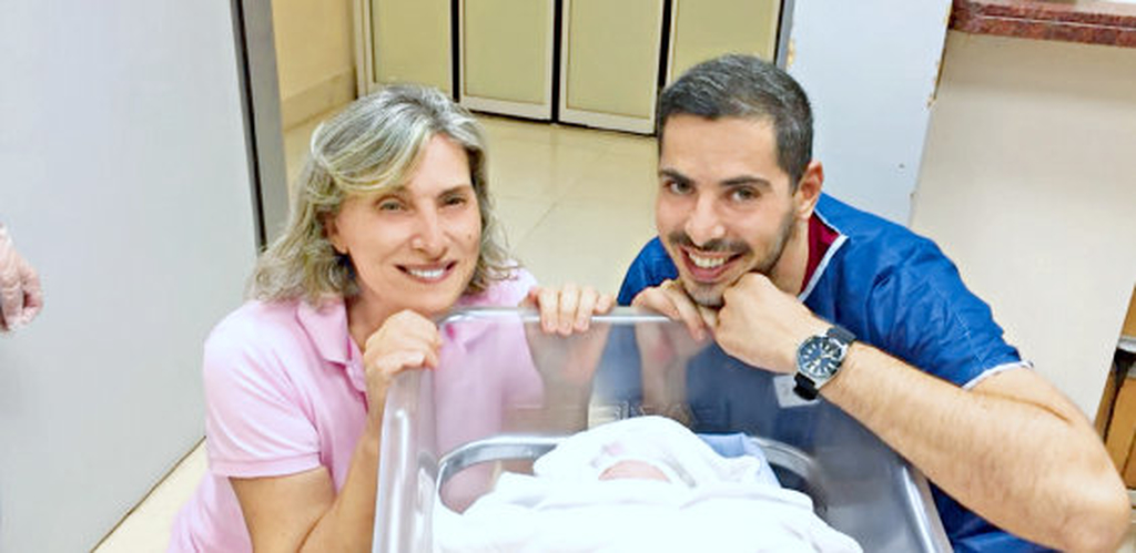 Πασίγνωστη Ελληνίδα δημοσιογράφος έγινε γιαγιά στα 56 και μιλάει για την εγγονή της!