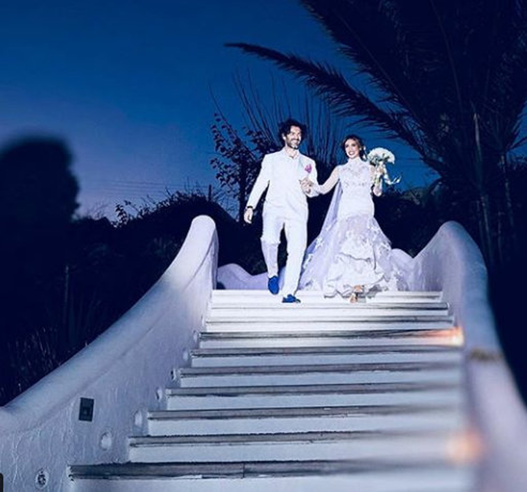 Η Αθηνά Οικονομάκου μοιράζεται δέκα αδημοσίευτες φωτογραφίες από τον λαμπερό της γάμο!