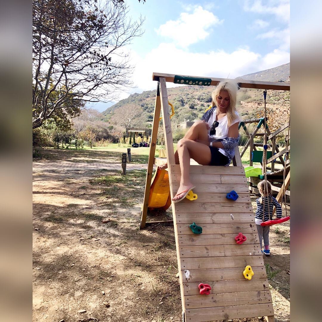 Η Ελένη Μενεγάκη ποζάρει με σορτς σε παιδική χαρά στα Άχλα