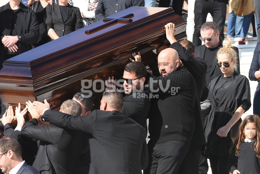 Οι πρώτες εικόνες από την κηδεία του Μακρή – Συντετριμμένη η Βικτώρια Καρύδα 