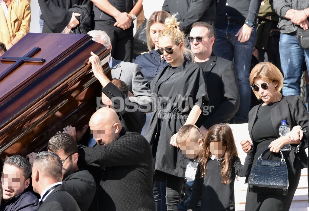 Οι πρώτες εικόνες από την κηδεία του Μακρή – Συντετριμμένη η Βικτώρια Καρύδα 