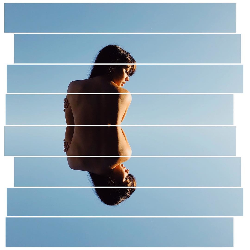 Κόνυ Μεταξά: Ποζάρει γυμνόστηθη στην Καλιφόρνια
