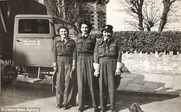 Φλωρεντία (πολύ αριστερά) κατά τη διάρκεια του χρόνου της στην RAF. Έχοντας αποσυρθεί από την εργασία της ως κοινωνικής λειτουργού τοπικής αυτοδιοίκησης στην ηλικία των 70 ετών και με την οικογενειακή διαβίωσή της μακριά, έμεινε μόνη της