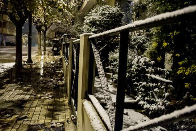 Στην Αθήνα άρχισε να χιονίζει λίγο μετά τις 2 τα ξημερώματα