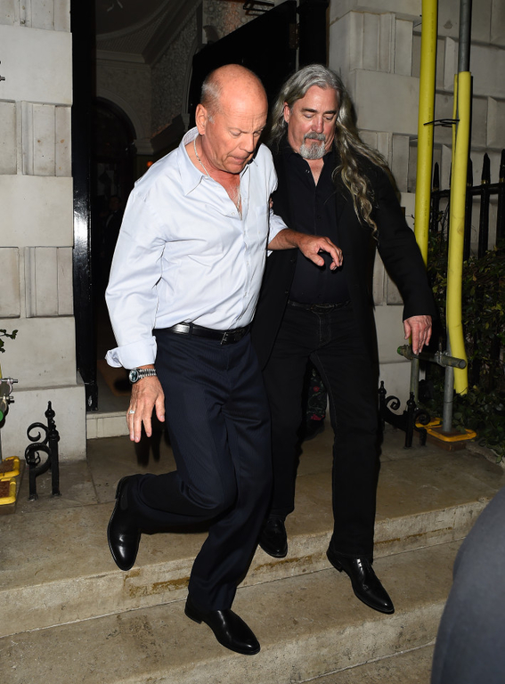 Bruce Willis: Έφυγε «ντίρλα» από γνωστό club-Τα «οχτάρια» και οι άκομψες χειρονομίες στους παπαράτσι