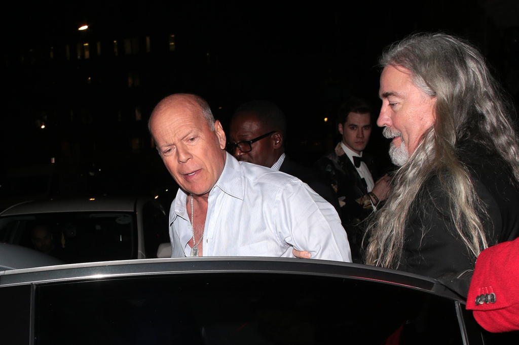 Bruce Willis: Έφυγε «ντίρλα» από γνωστό club-Τα «οχτάρια» και οι άκομψες χειρονομίες στους παπαράτσι