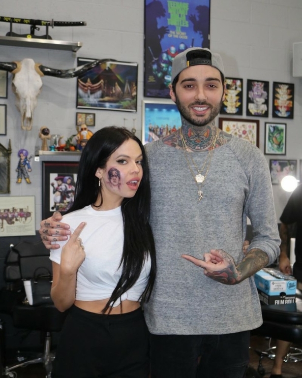  Απίστευτο! Γνωστή τραγουδίστρια έκανε στο μάγουλό της τατουάζ το πρόσωπο διάσημου συναδέλφου της