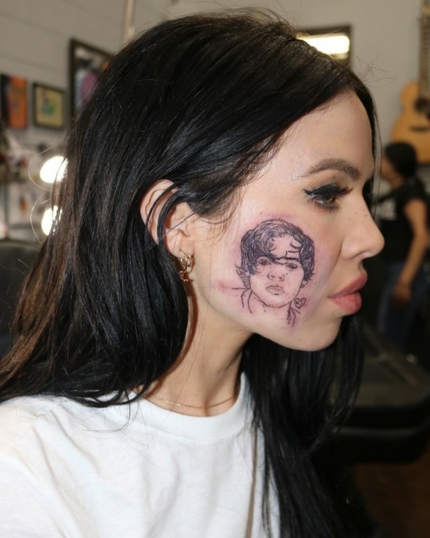  Απίστευτο! Γνωστή τραγουδίστρια έκανε στο μάγουλό της τατουάζ το πρόσωπο διάσημου συναδέλφου της