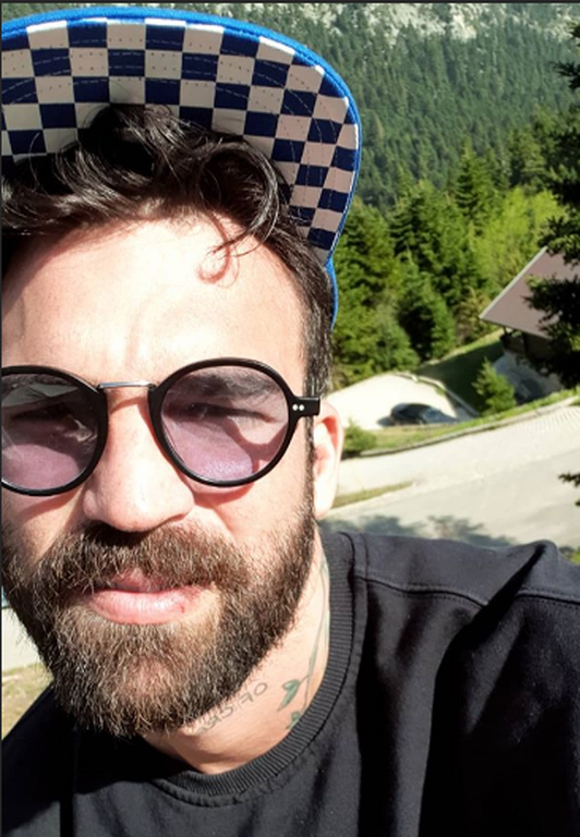Ο Δημήτρης ποζάρει με στυλ