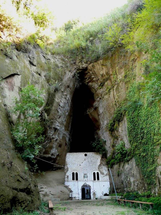 Ανάμεσα σε δυο βουνά στην Ηλεία υπάρχει ένα μοναστήρι με απίστευτη φυσική ομορφιά
