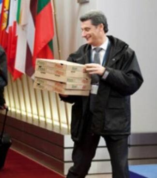 Η φωτογραφία από το Eurogroup που κάνει το γύρο του διαδικτύου!