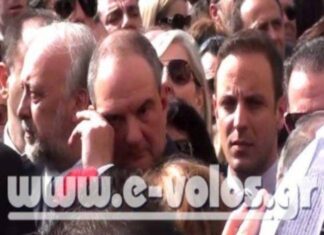 Λύγισε ο Καραμανλής στην κηδεία του Νάκου (βίντεο)