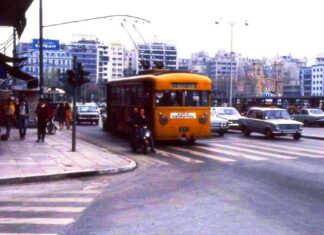 ΔΕΙΤΕ: Ιστορική φωτογραφία με λεωφορείο του Πειραιά της 10ετίας ’80
