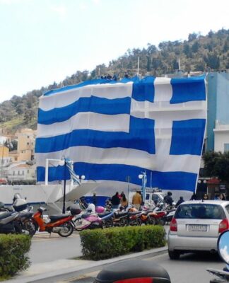 Δείτε τη σημαία 500 τ.μ. που ύψωσαν στην Κάλυμνο!