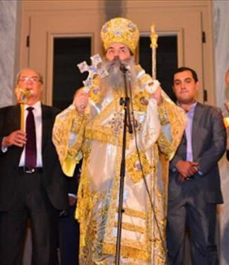 ΦΩΤΟΡΕΠΟΡΤΑΖ: Με λαμπρότητα η περιφορά του επιταφίου στον Πειραιά
