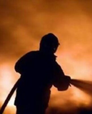 Υπό μερικό έλεγχο η πυρκαγιά σε αποθήκη στου Ρέντη