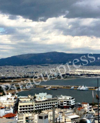 ΤΩΡΑ: Δείτε φωτογραφίες από τον συννεφιασμένο Πειραιά!