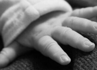 Τραυμάτισε με ψαλίδι 90 φορές το παιδί της ενώ το θήλαζε επειδή…