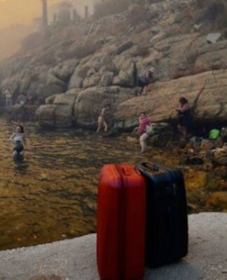 Σέριφος: Έπεσαν στην θάλασσα για να σωθούν από τη φωτιά (φωτορεπορτάζ)!