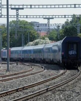 Τρένο παρέσυρε γυναίκα