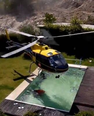 ΒΙΝΤΕΟ: Ελικόπτερο «κλέβει» νερό πισίνας για να σβήσει τη φωτιά!
