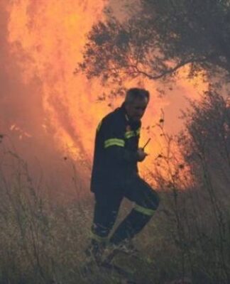 ΣΥΝΑΓΕΡΜΟΣ: Μεγάλη φωτιά απειλεί σπίτια στον Μαραθώνα