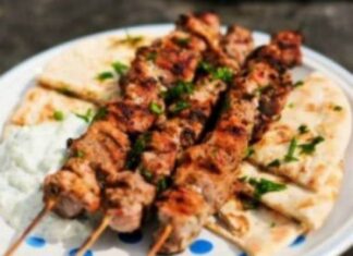 Eλληνικό χωριό βραβεύτηκε για τα σουβλάκια του