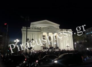 ΤΩΡΑ: «Πλημμύρισε» από κόσμο το Δημοτικό Θέατρο! (Φωτορεπορτάζ)