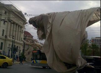 Η στιγμή που έπεσε το πανό από τον Πύργο του Πειραιά (Βίντεο)