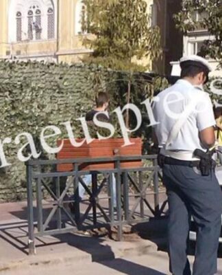 ΣΥΜΒΑΙΝΕΙ ΤΩΡΑ: Η ΕΛ.ΑΣ γράφει όλα τα παράνομα αυτοκίνητα στο κέντρο του Πειραιά