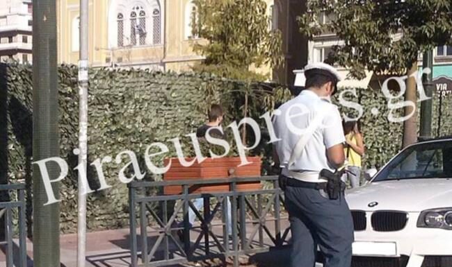 ΣΥΜΒΑΙΝΕΙ ΤΩΡΑ: Η ΕΛ.ΑΣ γράφει όλα τα παράνομα αυτοκίνητα στο κέντρο του Πειραιά