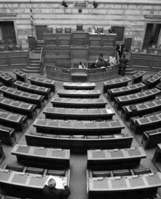 Εικόνα ντροπής: Άδεια έδρανα στη Βουλή και προσωρινή διακοπή