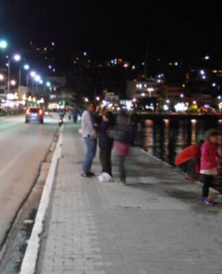 Αμφιλοχία: Γέμισε με γαρίδες ο Αμβρακικός λόγω της κακοκαιρίας!