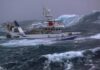 Βίντεο: Ψαράδικο γίνεται παιχνιδάκι στα κύματα